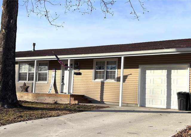 Property at 1311 Springdale St, Mexico, MO 65265, 3 beds, 2 baths