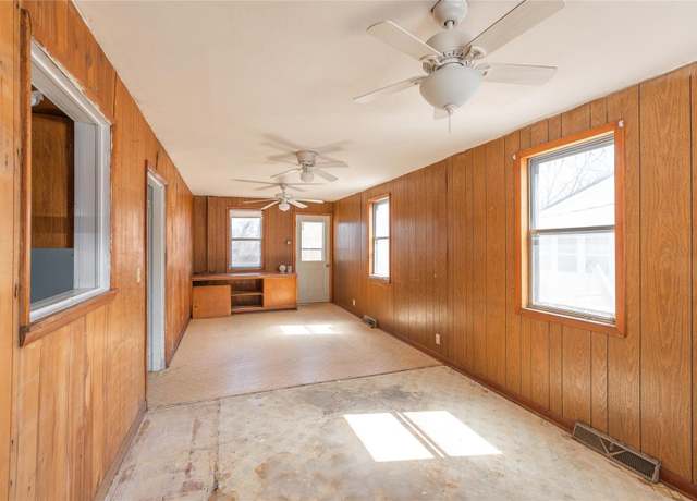Property at 104 E Jefferson Ave, Richland, MO 65556, 6 beds, 1.5 baths