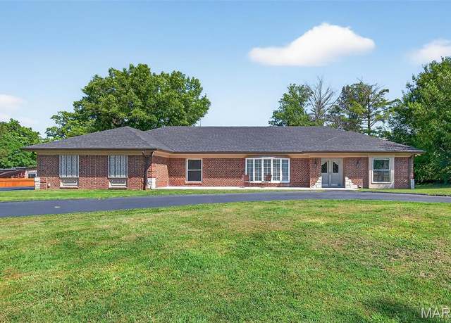 Property at 9 Kirken Knoll Dr, Town And Country, MO 63131, 4 beds, 2.5 baths