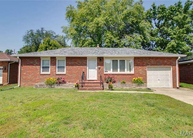 Property at 658 Leslie Ave, Wood River, IL 62095, 3 beds, 2 baths