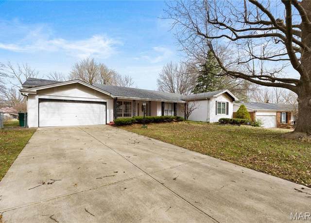 Property at 3 Club Grounds North Dr, Florissant, MO 63033, 5 beds, 3.5 baths