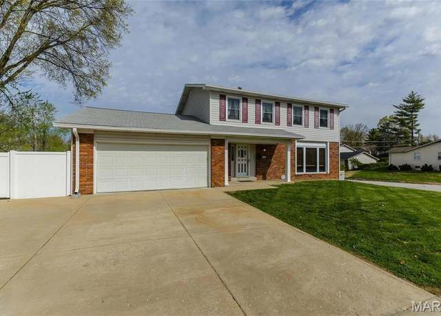 Property at 401 Hunters Rdg, St Charles, MO 63301, 5 beds, 3.5 baths
