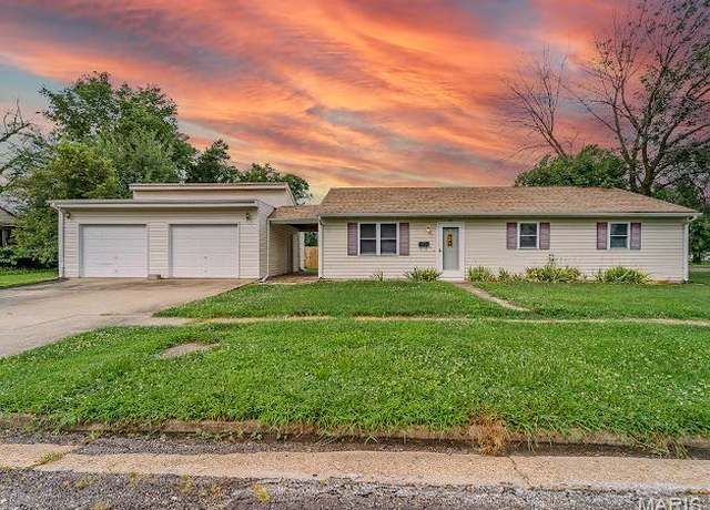 Property at 401 S Lindell St, Vandalia, MO 63382, 3 beds, 1 bath