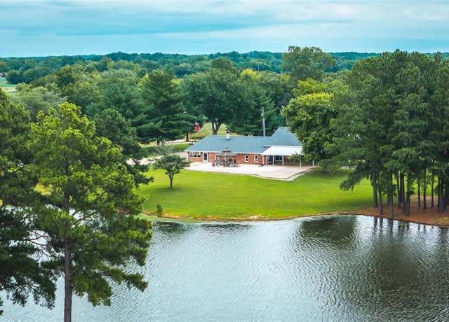 Property at 6694 Shamrock Rd, Tamaroa, IL 62888, 3 beds, 3.5 baths