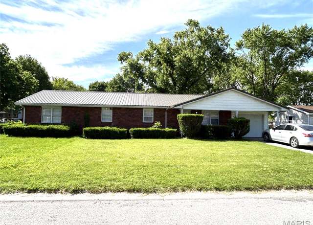 Property at 13 Independence Dr, Belleville, IL 62226, 4 beds, 2 baths