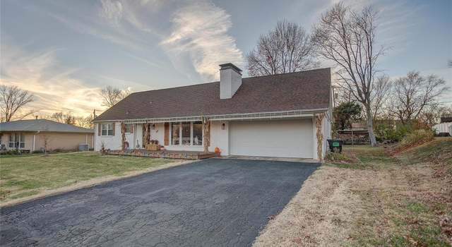 Photo of 33 Dover Dr, Belleville, IL 62223