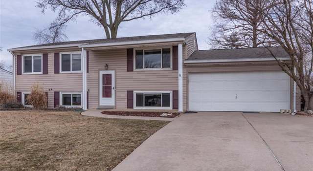 Photo of 11975 Hollybrook Dr, Maryland Heights, MO 63043