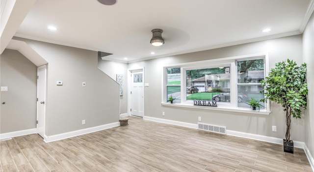 Photo of 6914 Pine Ridge Dr, St Louis, MO 63121