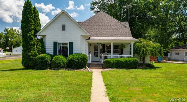 Photo of 530 N Maple St, Staunton, IL 62088