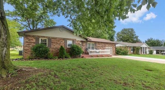 Photo of 1004 Willow Ln, Sikeston, MO 63801