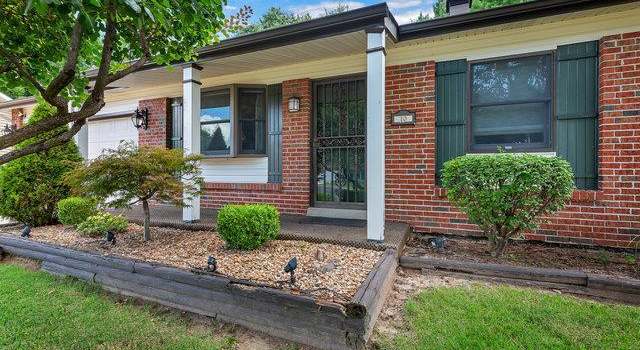 Photo of 10 Kenwood Ct, St Charles, MO 63301