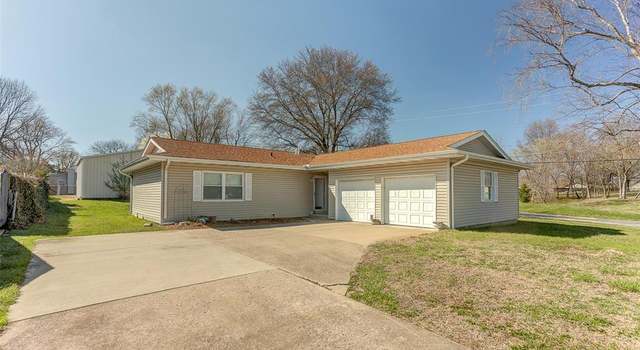 Photo of 100 Lakewood Dr, Brighton, IL 62012