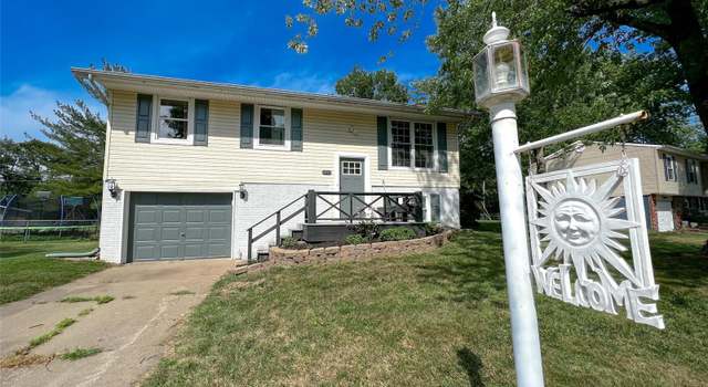 Photo of 504 Tremont Dr, Godfrey, IL 62035