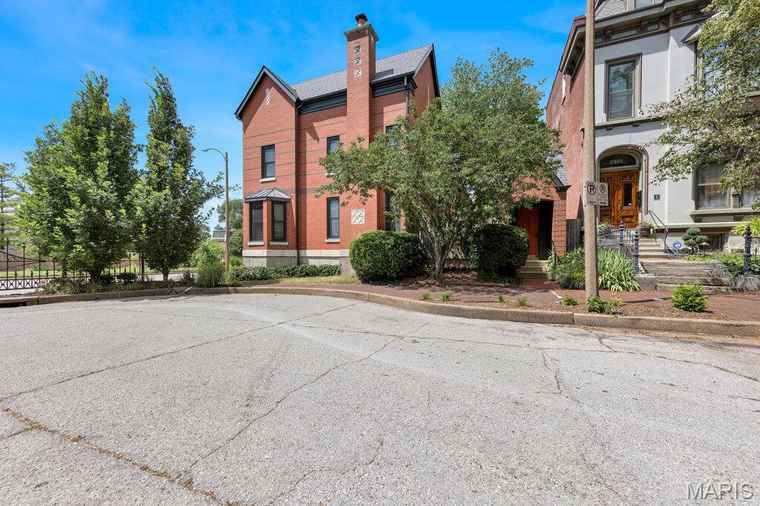 Photo of 2355 Albion Place #B Unit B St Louis, MO 63014