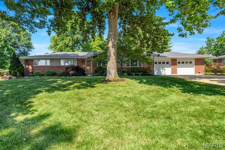 Photo of 9825 Barrington Dr Sunset Hills, MO 63128