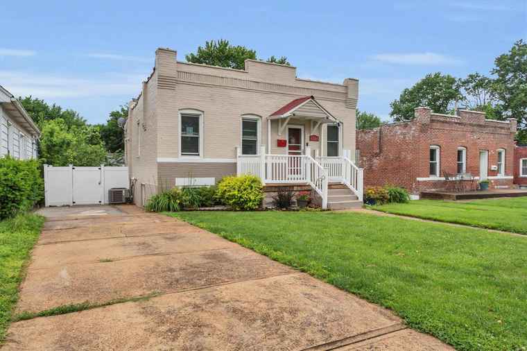 Photo of 4044 Walsh St St Louis, MO 63116