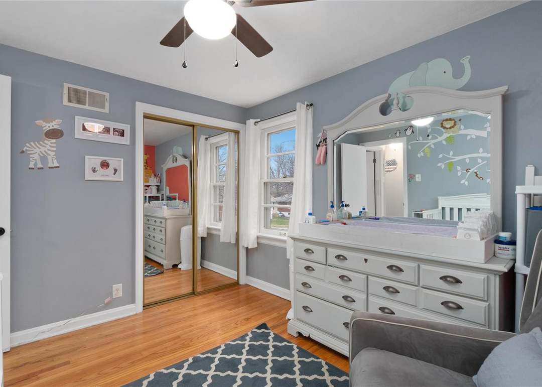 908 Leawood Dr, St Louis, MO 63126