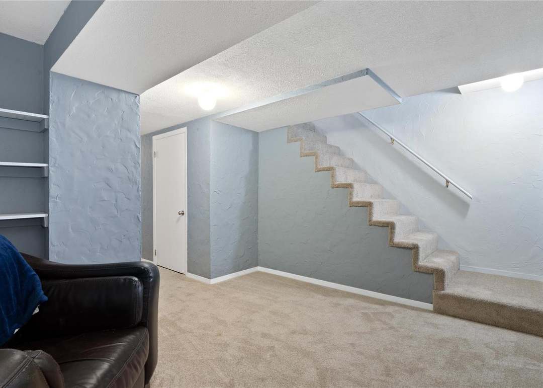 908 Leawood Dr, St Louis, MO 63126