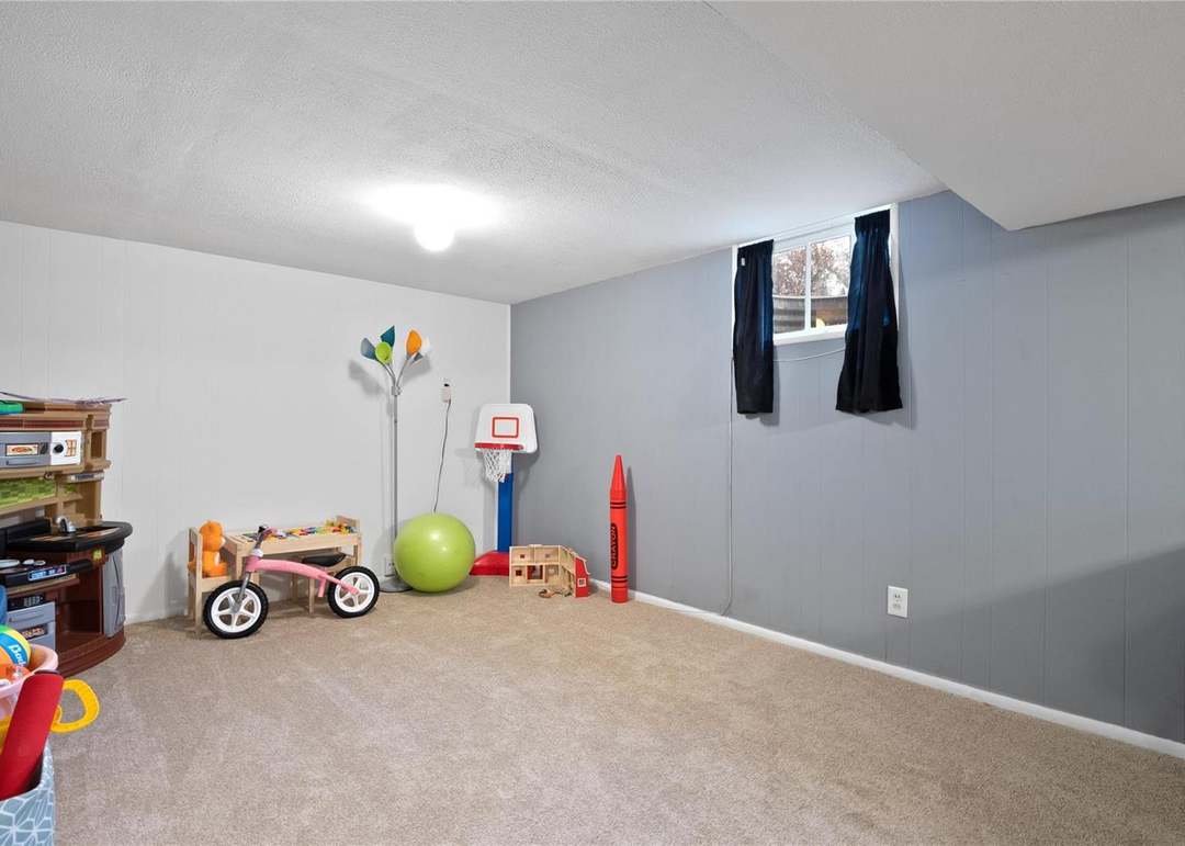 908 Leawood Dr, St Louis, MO 63126