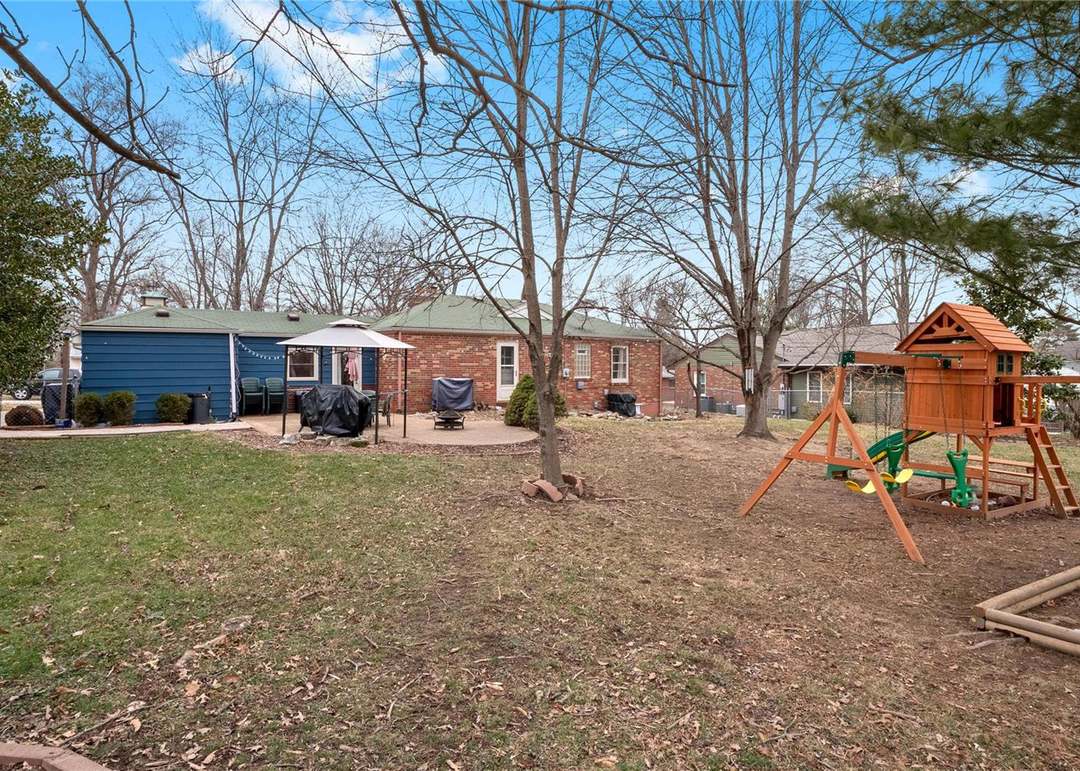 908 Leawood Dr, St Louis, MO 63126