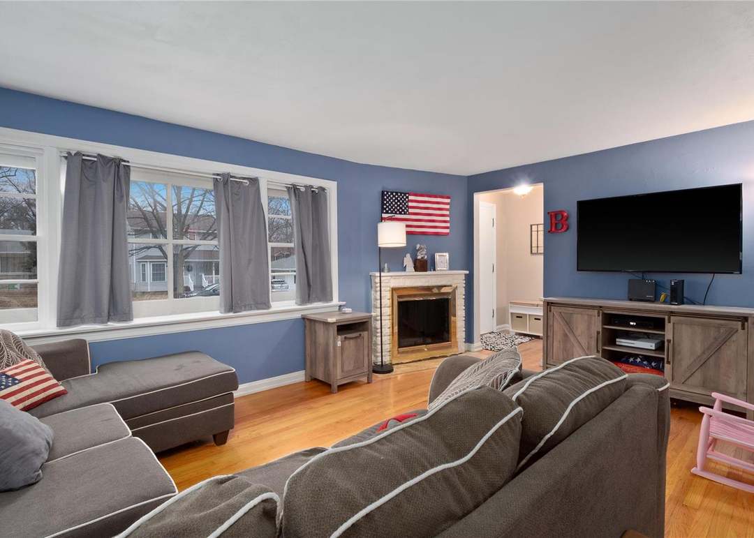 908 Leawood Dr, St Louis, MO 63126