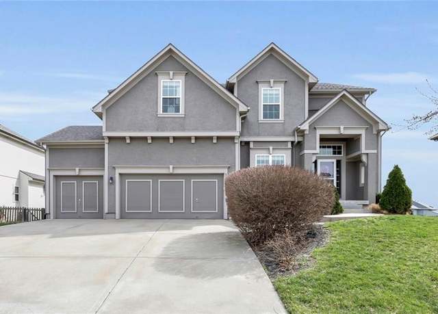 Property at 5135 Meadow Height Dr, Shawnee, KS 66226, 5 beds, 4.5 baths