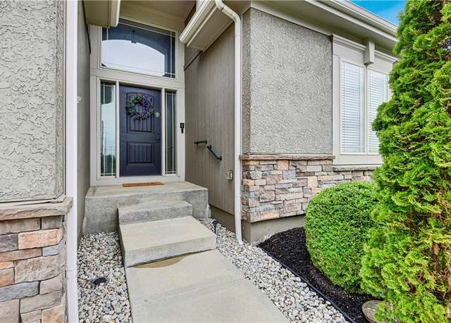 Property at 10872 S Harwick St, Olathe, KS 66061, 3 beds, 2 baths
