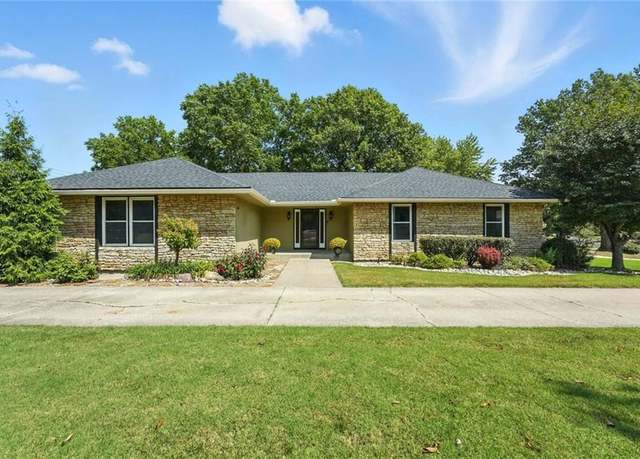 Property at 307 SE Westwind Dr, Lee's Summit, MO 64063, 3 beds, 3 baths
