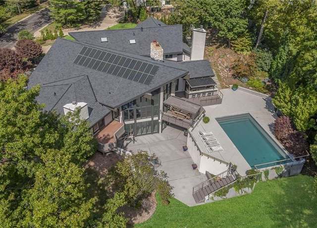 Property at 6 NW Briar Point Dr, Kansas City, MO 64116, 5 beds, 5 baths