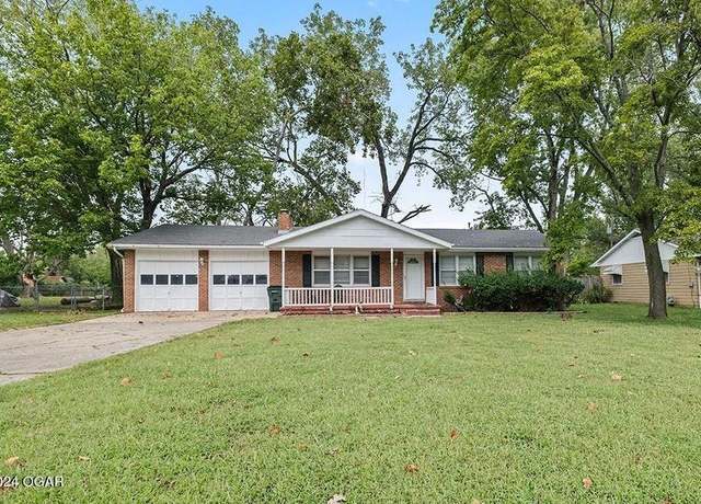 Property at 104 W Highland Ave, Nevada, MO 64772, 3 beds, 2 baths
