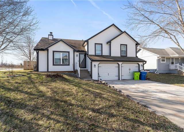 Property at 2016 NE Summerfield Ct, Blue Springs, MO 64029, 4 beds, 2.5 baths