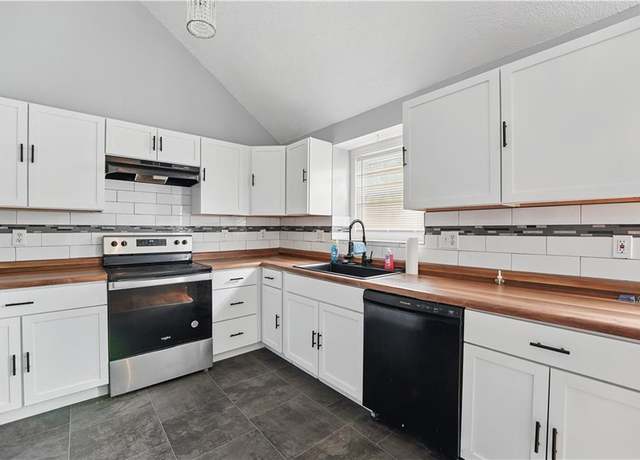 Property at 2016 NE Summerfield Ct, Blue Springs, MO 64029, 4 beds, 2.5 baths