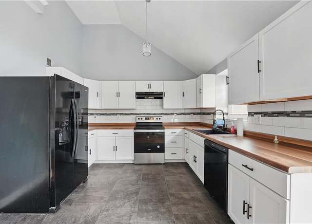 Property at 2016 NE Summerfield Ct, Blue Springs, MO 64029, 4 beds, 2.5 baths