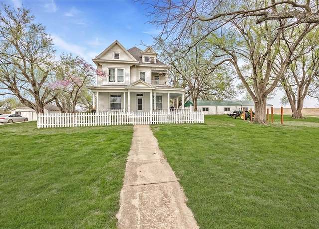 Property at 16894 175th St, Winchester, KS 66097, 4 beds, 2.5 baths