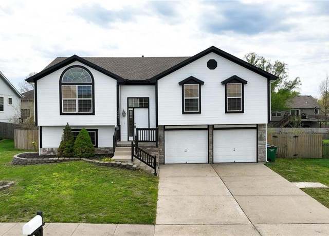 Property at 12203 E 214th Ter, Peculiar, MO 64078, 4 beds, 3 baths