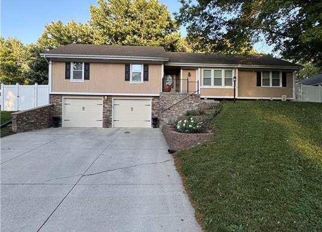 Property at 3137 Lakeview Cir, Leavenworth, KS 66048, 5 beds, 3 baths
