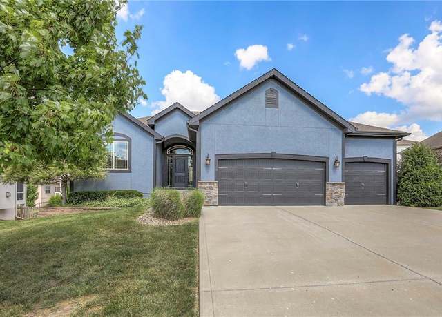 Property at 995 SW Perth Shire Dr, Lee's Summit, MO 64081, 4 beds, 3 baths