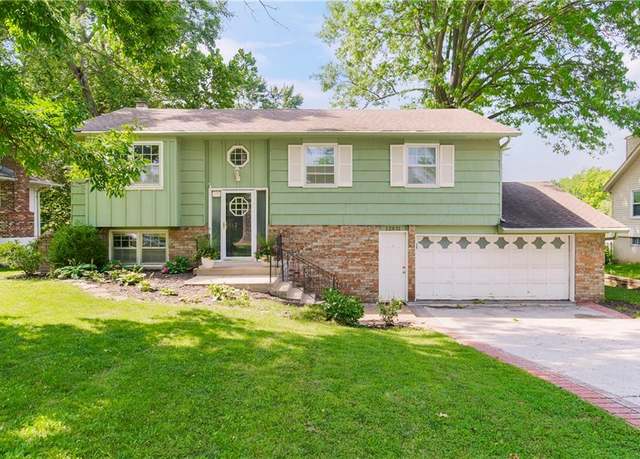 Property at 12831 W 99th St, Lenexa, KS 66215, 3 beds, 2.5 baths