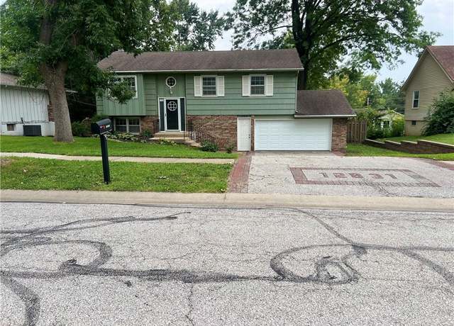 Property at 12831 W 99th St, Lenexa, KS 66215, 3 beds, 2.5 baths