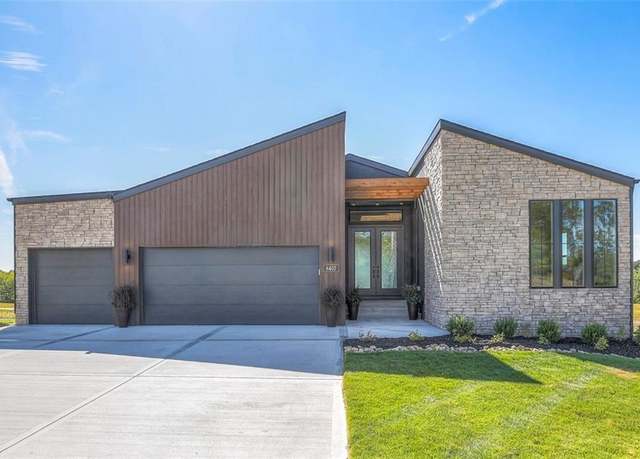 Property at 2132 SW Wheatfield Dr, Lee's Summit, MO 64082, 3 beds, 2 baths