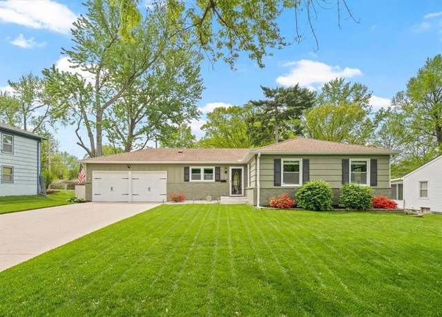 Property at 5815 W 100th St, Overland Park, KS 66207, 3 beds, 2 baths