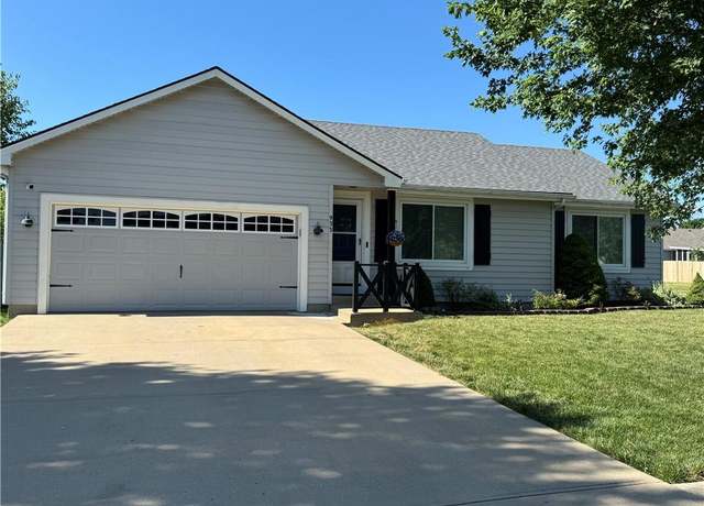 Property at 933 Pumpkin Ridge St, Gardner, KS 66030, 3 beds, 2 baths