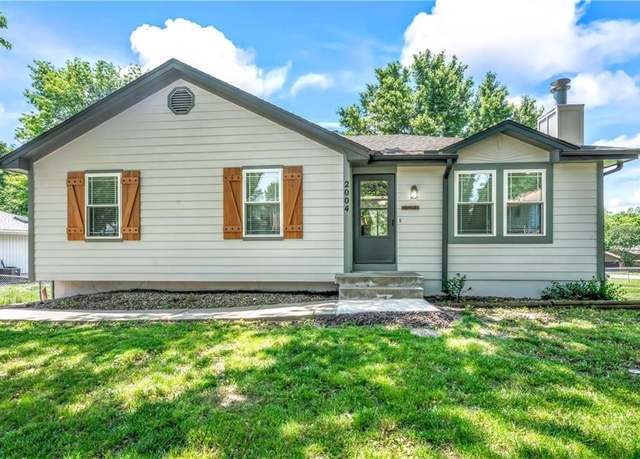 Property at 2004 NE Wien Ave, Blue Springs, MO 64029, 3 beds, 2.5 baths