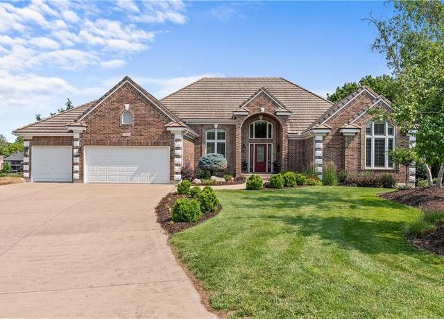 Property at 724 NE Seabrook Cir, Lee's Summit, MO 64064, 4 beds, 4.5 baths