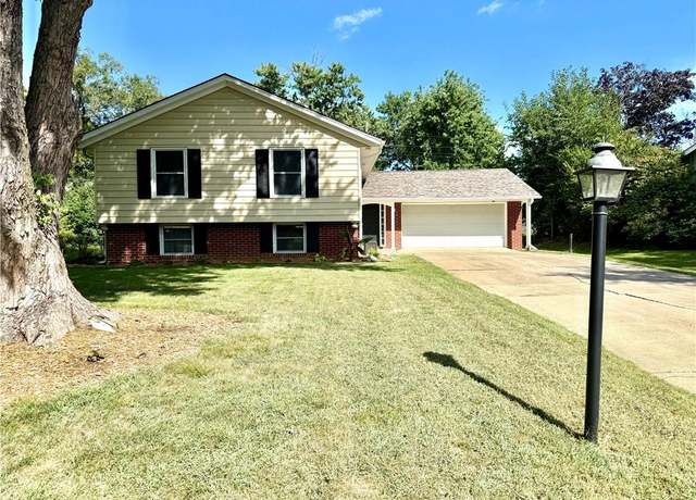 Property at 1249 W Crestview Dr, Maryville, MO 64468, 4 beds, 2.5 baths
