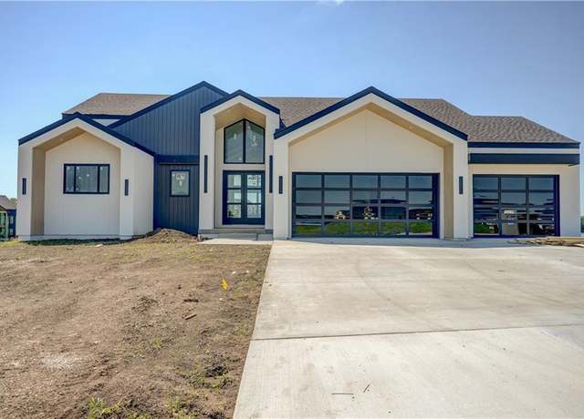 Property at 16 Checotah Bluffs Cir, Lake Winnebago, MO 64034, 4 beds, 4.5 baths