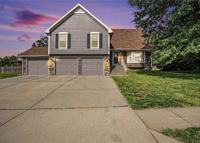 Property at 920 Paw Paw Ln, Liberty, MO 64068, 4 beds, 3.5 baths