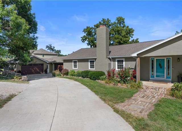 Property at 1525 NE Ozark Dr, Lee's Summit, MO 64086, 4 beds, 3.5 baths
