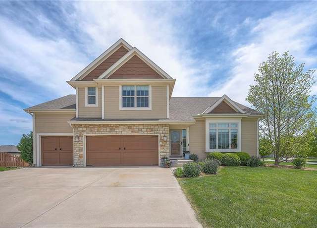 Property at 10111 N Tullis Dr, Kansas City, MO 64157, 4 beds, 3 baths