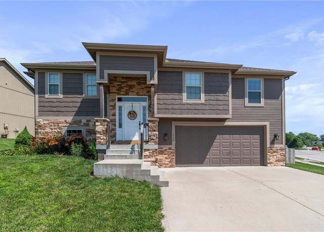 Property at 730 E 13th Ct, Kearney, MO 64060, 3 beds, 3 baths